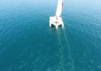 trimarano vela blu mare